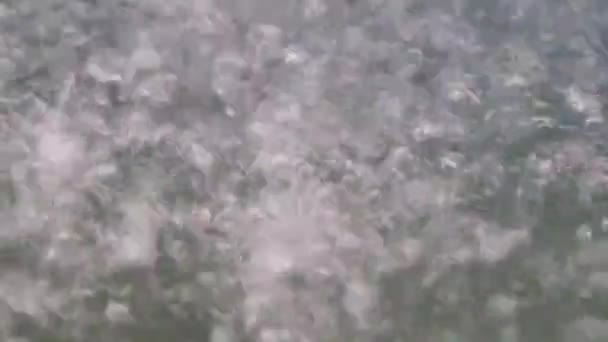 Ausbrüche Und Spuren Des Aufpralls Eines Wassertropfens Auf Die Oberfläche — Stockvideo