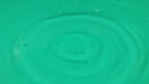 大量纯净的水滴落在液体的表面上 — 图库视频影像