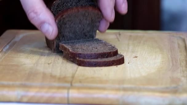 Mes Van Donker Roggebrood Stukken Voor Voedsel — Stockvideo