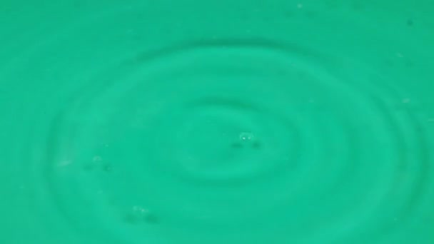 大量纯净的水滴落在液体的表面上 — 图库视频影像