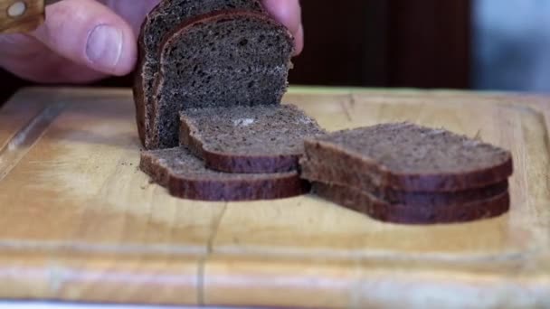 Нож Черного Ржаного Хлеба Кусочках Еды — стоковое видео