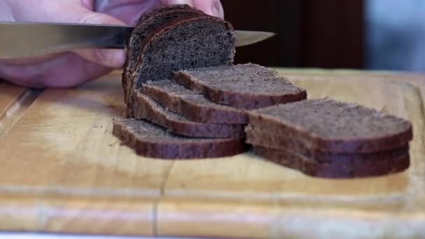 Nóż Ciemny Chleb Żytni Kawałki Dla Żywności — Wideo stockowe