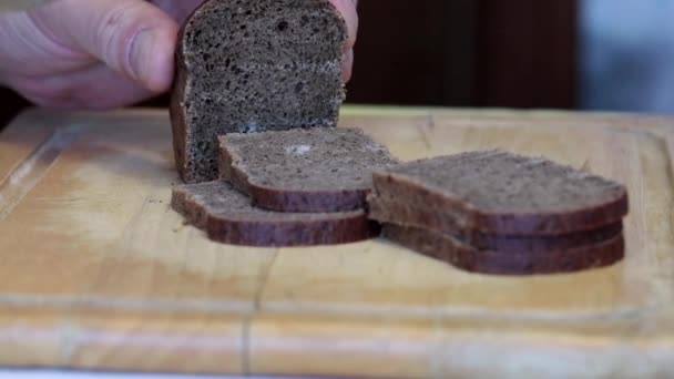 Karanlık Çavdar Ekmeği Parçalar Üzerinde Bıçak Gıda Için — Stok video