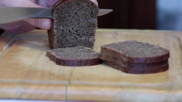 Mes Van Donker Roggebrood Stukken Voor Voedsel — Stockvideo