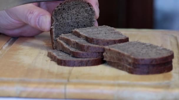 Mes Van Donker Roggebrood Stukken Voor Voedsel — Stockvideo