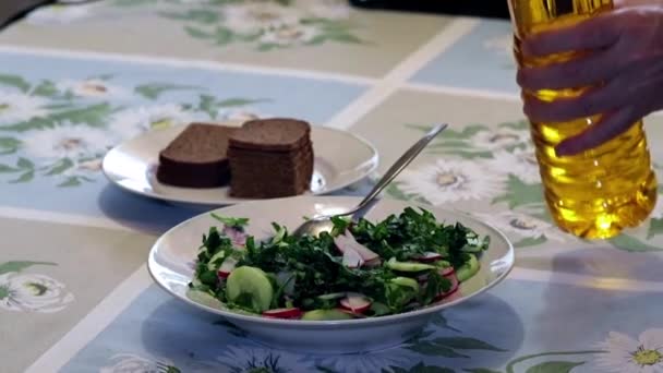 Proceso Preparación Ensalada Vegetal Los Pepinos Frescos Los Rábanos Con — Vídeo de stock