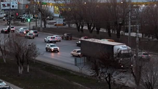 Traffico Sulla Strada Urbana Serale Primavera — Video Stock