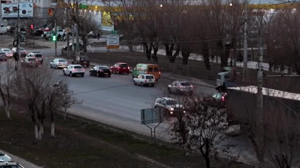 Traffico Sulla Strada Urbana Serale Primavera — Video Stock