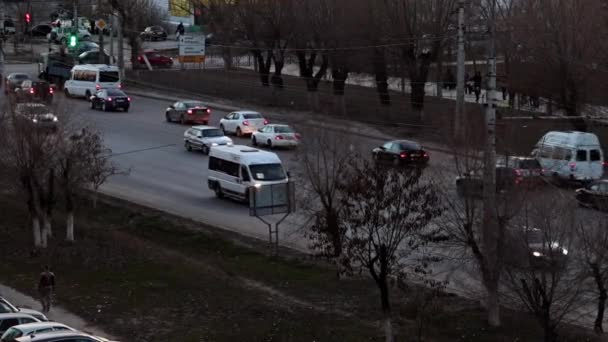 Trafik Kvällen Urban Street Våren — Stockvideo