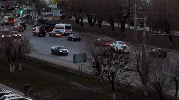 Bahar Akşam Kentsel Caddesi Üzerinde Trafik — Stok video