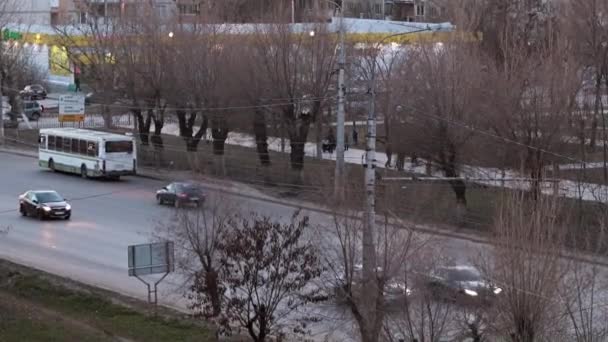 Tráfego Rua Urbana Noite Primavera — Vídeo de Stock