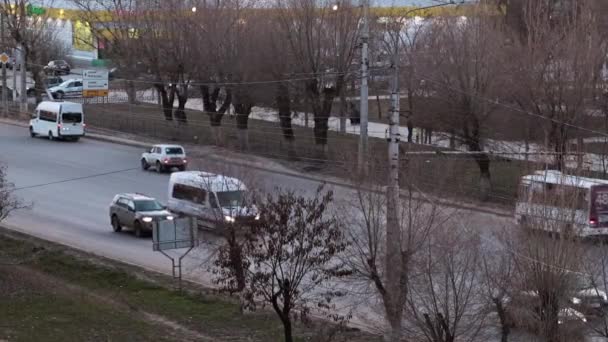 Движение Вечерней Городской Улице Весной — стоковое видео