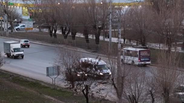 Verkehr Auf Der Abendlichen Stadtstraße Frühling — Stockvideo