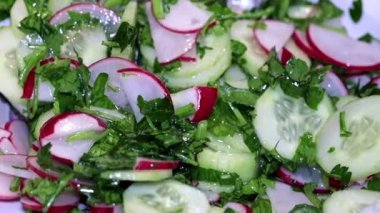 ince kıyılmış taze turp ve salatalık otlar ile bir tabak içinde bir kaşıkla karıştırarak 