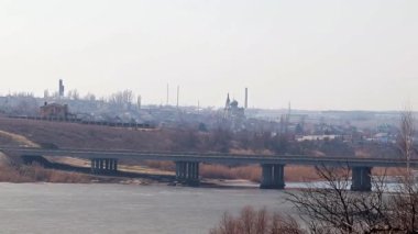 Bir buz kaplı nehir kıyısında kırsal konutlarında 