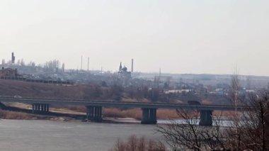 Bir buz kaplı nehir kıyısında kırsal konutlarında 