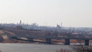 Bir buz kaplı nehir kıyısında kırsal konutlarında 