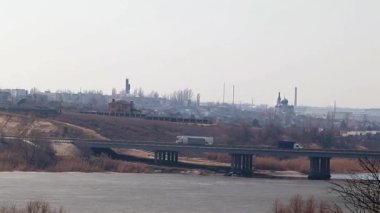 Bir buz kaplı nehir kıyısında kırsal konutlarında 