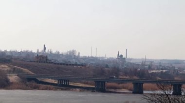 Bir buz kaplı nehir kıyısında kırsal konutlarında 