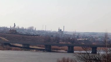 Bir buz kaplı nehir kıyısında kırsal konutlarında 