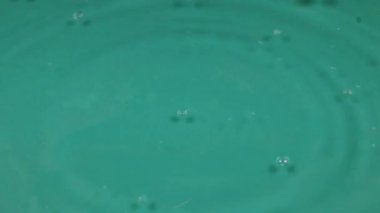 temiz su damlaları içecek konteyner içine bırakarak 