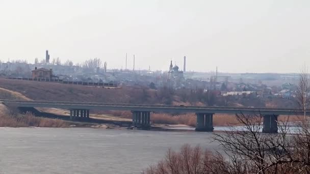 Wiejskie Domy Brzegu Rzeki Pokrytej Lodem — Wideo stockowe