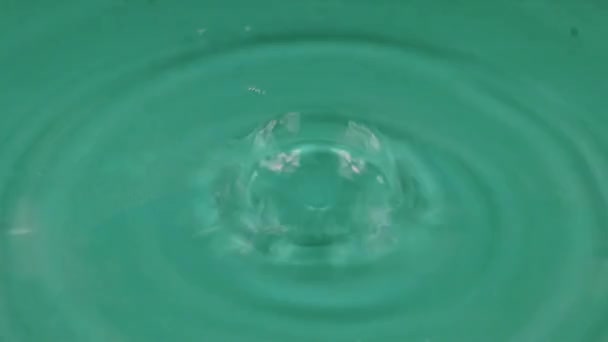 Πτώση Σταγόνες Καθαρού Νερού Περιέκτη Ποτών — Αρχείο Βίντεο