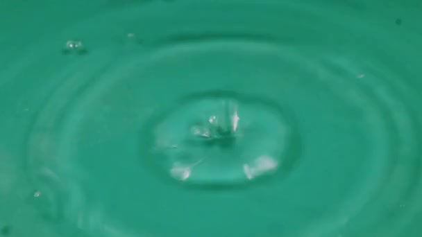 将清水滴入饮料容器中 — 图库视频影像