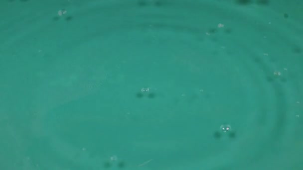 将清水滴入饮料容器中 — 图库视频影像