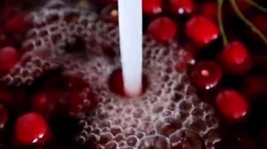 Olgun taze tatlı kiraz meyve saf kaynar su