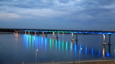 Volga Nehri şehir Volgograd, Rusya Federasyonu, 25 Haziran 2018 yılında Festival ışık aydınlatma araç köprüden