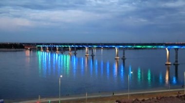 Volga Nehri şehir Volgograd, Rusya Federasyonu, 25 Haziran 2018 yılında Festival ışık aydınlatma araç köprüden