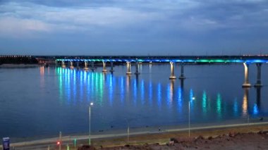Volga Nehri şehir Volgograd, Rusya Federasyonu, 25 Haziran 2018 yılında Festival ışık aydınlatma araç köprüden