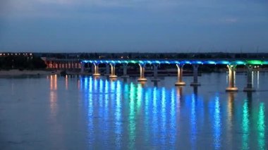 Volga Nehri şehir Volgograd, Rusya Federasyonu, 25 Haziran 2018 yılında Festival ışık aydınlatma araç köprüden