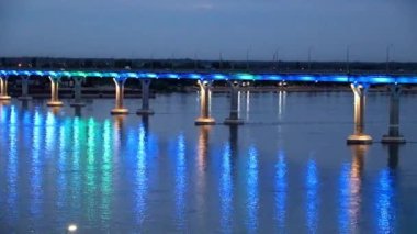 Volga Nehri şehir Volgograd, Rusya Federasyonu, 25 Haziran 2018 yılında Festival ışık aydınlatma araç köprüden