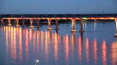 Volga Nehri şehir Volgograd, Rusya Federasyonu, 25 Haziran 2018 yılında Festival ışık aydınlatma araç köprüden