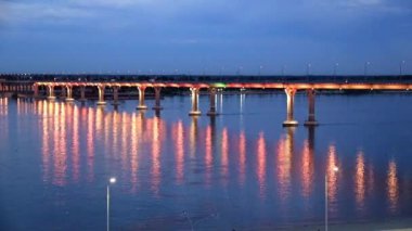 Volga Nehri şehir Volgograd, Rusya Federasyonu, 25 Haziran 2018 yılında Festival ışık aydınlatma araç köprüden