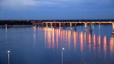 Volga Nehri şehir Volgograd, Rusya Federasyonu, 25 Haziran 2018 yılında Festival ışık aydınlatma araç köprüden