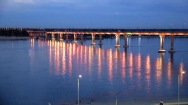 Volga Nehri şehir Volgograd, Rusya Federasyonu, 25 Haziran 2018 yılında Festival ışık aydınlatma araç köprüden