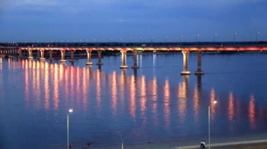Volga Nehri şehir Volgograd, Rusya Federasyonu, 25 Haziran 2018 yılında Festival ışık aydınlatma araç köprüden
