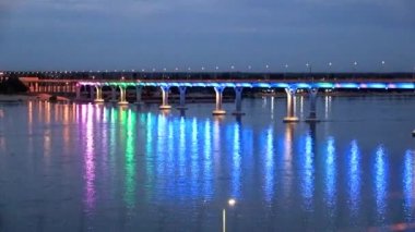 Volga Nehri şehir Volgograd, Rusya Federasyonu, 25 Haziran 2018 yılında Festival ışık aydınlatma araç köprüden