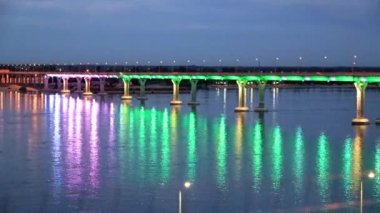 Volga Nehri şehir Volgograd, Rusya Federasyonu, 25 Haziran 2018 yılında Festival ışık aydınlatma araç köprüden