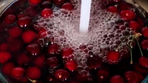 Сладкие Плоды Вишни Кипящей Воде — стоковое видео