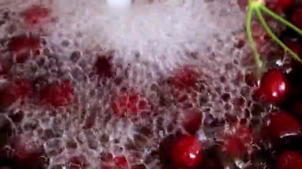 成熟新鲜甜樱桃果在纯净的煮沸的水里 — 图库视频影像