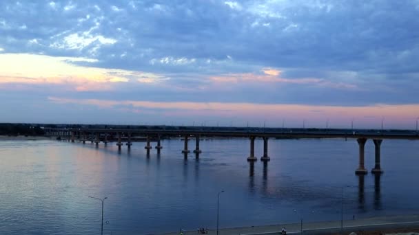 Cielo Del Atardecer Puente Automovilístico Sobre Río Volga Rusia — Vídeo de stock