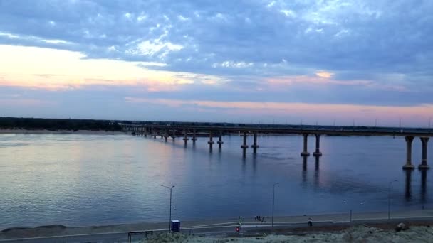 俄罗斯伏尔加河上的日落天空与汽车桥 — 图库视频影像
