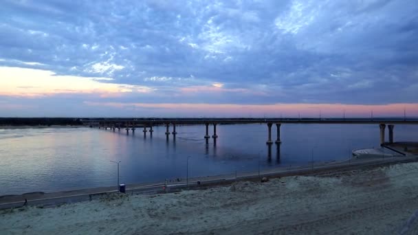 Під Час Заходу Сонця Небо Автомобільний Міст Річці Волга Російська — стокове відео