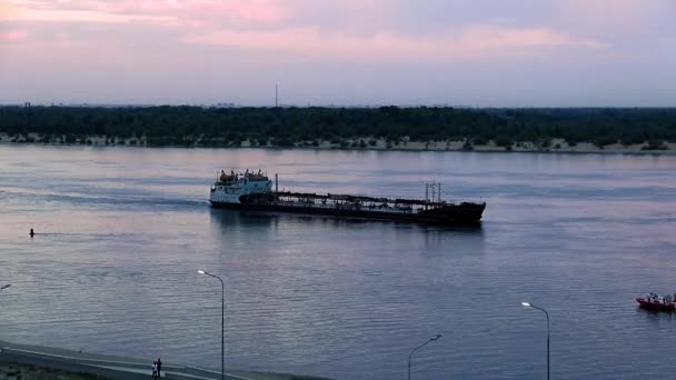 Nákladní Loď Pohybující Podél Řeky Volhy Rusko — Stock video