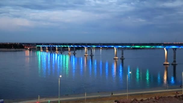 Luz Festiva Iluminación Coche Puente Sobre Río Volga Ciudad Volgogrado — Vídeo de stock