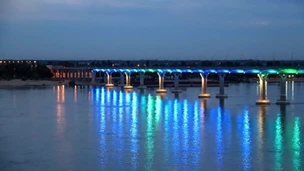 Luz Festiva Iluminación Coche Puente Sobre Río Volga Ciudad Volgogrado — Vídeos de Stock